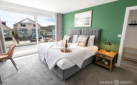 Hideaway By Bournecoast - A Stylish Apartment With A Balcony, Sea Glimpses And Parking - Just 10 Minutes Walk To The Sandy Beaches - Fm8406